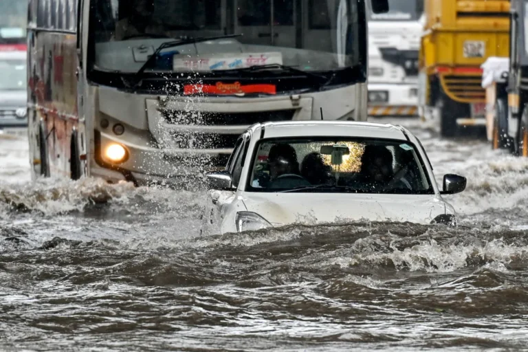 Weather Update - दिल्ली से मुंबई तक मौसम का उलटफेर, कहीं लू, कहीं मूसलाधार बारिश