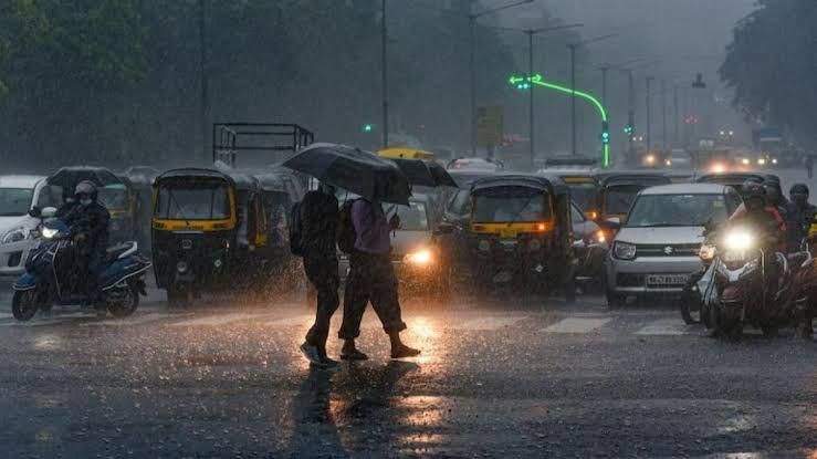 Weather Update - अगले तीन दिनों तक भारी बारिश और गरज-चमक का दौर, Delhi-NCR समेत पांच राज्यों में अलर्ट