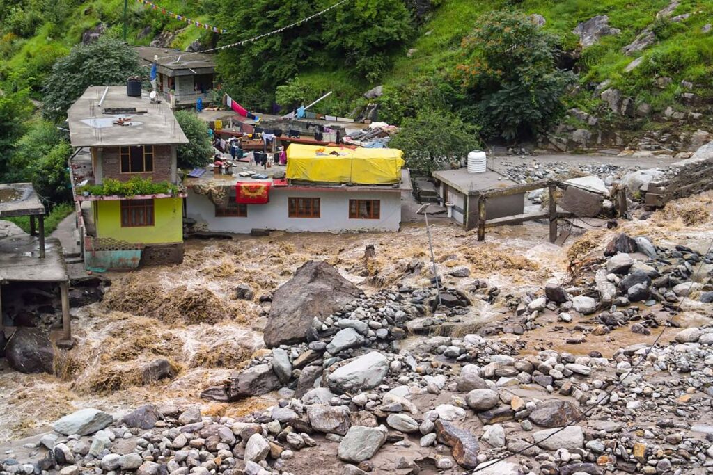 Himachal Cloudburst 2025 - हिमाचल में बादल फटने से तबाही, बाढ़ में बहीं जिंदगियां, दर्जनों की मौत