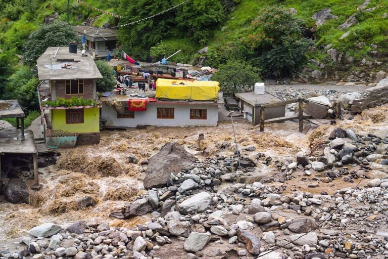 Himachal Cloudburst 2025 - हिमाचल में बादल फटने से तबाही, बाढ़ में बहीं जिंदगियां, दर्जनों की मौत