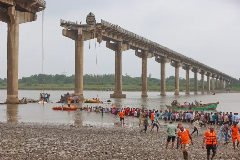Gujarat News Alert: गम्भीरा Bridge Incident में 13 मौतें, Rescue Operation जारी