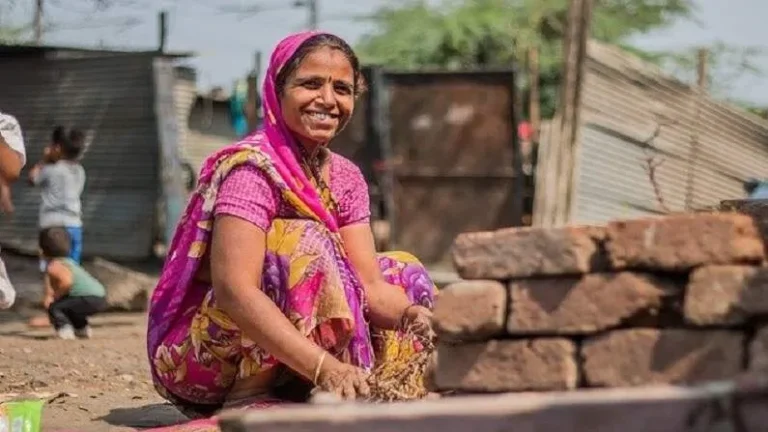 PM Awas Yojana 2025: गांवों में ऑनलाइन आवेदन शुरू, शहरों में बढ़ी डेडलाइन - जानिए नई गाइडलाइन