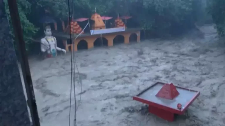 Dehradun Cloudburst: सहस्त्रधारा में तबाही, नंदा की चौकी पुल बहा और रेस्क्यू ऑपरेशन जारी